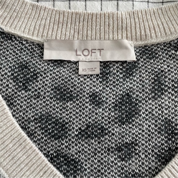 LOFT cozy high-low hem v-neck sweater - Picture 4 of 5